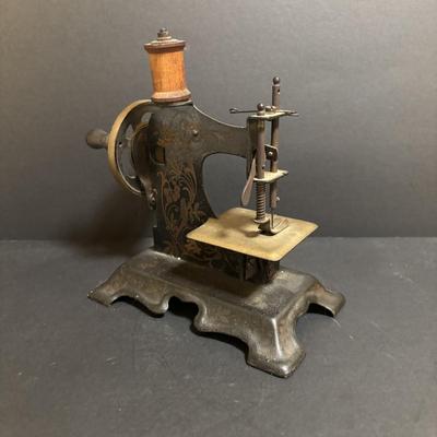 LOT 93: Muller Childs Hand Crank Toy Sewing Machine No 250324