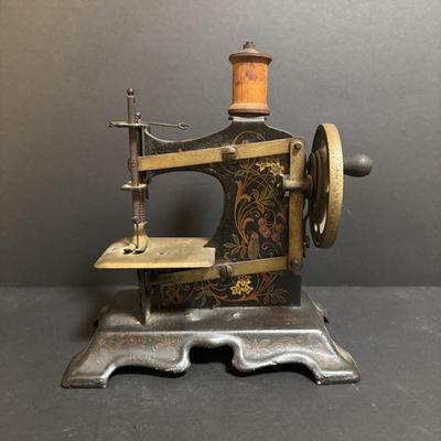 LOT 93: Muller Childs Hand Crank Toy Sewing Machine No 250324