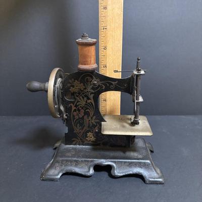 LOT 93: Muller Childs Hand Crank Toy Sewing Machine No 250324