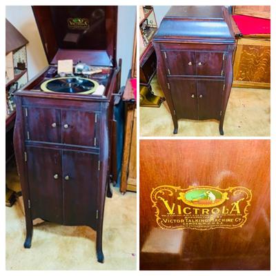 LOT 127: Victor Talking Machine - Victrola Model VV - XA- 356123 with Needle Cup, Crank, Stylus and Lots of 78 Vinyl Reords