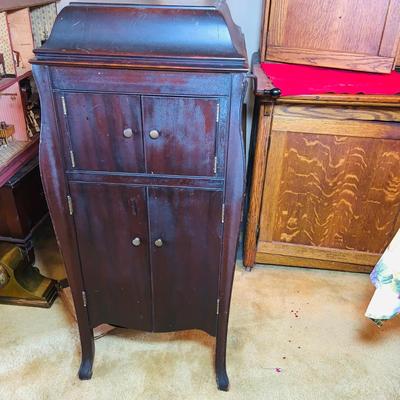 LOT 127: Victor Talking Machine - Victrola Model VV - XA- 356123 with Needle Cup, Crank, Stylus and Lots of 78 Vinyl Reords