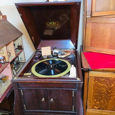 LOT 127: Victor Talking Machine - Victrola Model VV - XA- 356123 with Needle Cup, Crank, Stylus and Lots of 78 Vinyl Reords