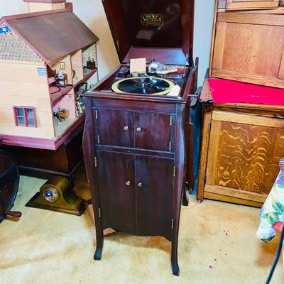 LOT 127: Victor Talking Machine - Victrola Model VV - XA- 356123 with Needle Cup, Crank, Stylus and Lots of 78 Vinyl Reords