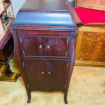 LOT 127: Victor Talking Machine - Victrola Model VV - XA- 356123 with Needle Cup, Crank, Stylus and Lots of 78 Vinyl Reords