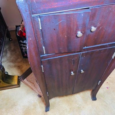 LOT 127: Victor Talking Machine - Victrola Model VV - XA- 356123 with Needle Cup, Crank, Stylus and Lots of 78 Vinyl Reords