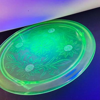 LOT128: Vintage Green Uranium Glass Bowl and Etched Cake Plate