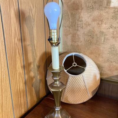 LOT 141: Vintage Bradford Highland S-9 Mantle Clock and Brass Table Lamp