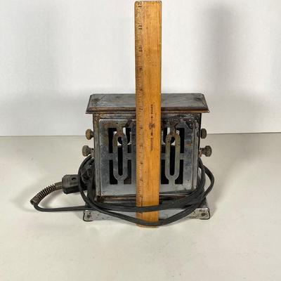 LOT 142: Antique / Vintage Toasters - Electric and Camping