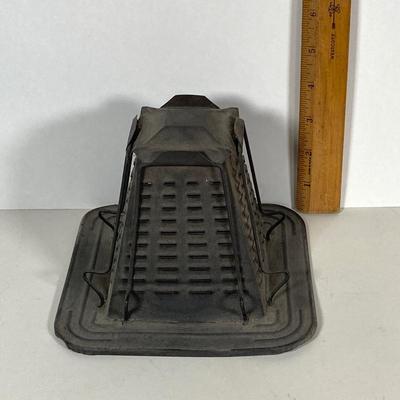 LOT 142: Antique / Vintage Toasters - Electric and Camping