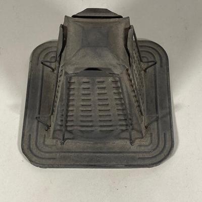 LOT 142: Antique / Vintage Toasters - Electric and Camping
