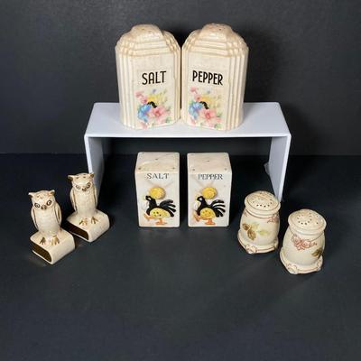 LOT 147: Vintage Salt and Pepper Collection