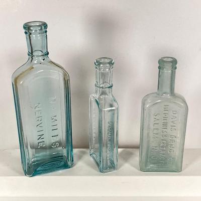 LOT 155: Vintage / Antique Apothecary Bottle Collection