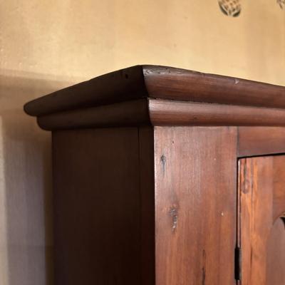 LOT 205: Beautiful Antique Kitchen Hutch/Dry Sink