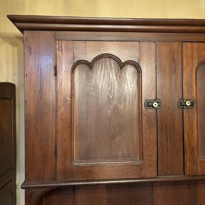 LOT 205: Beautiful Antique Kitchen Hutch/Dry Sink