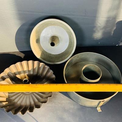 LOT 219: Vintage Kitchen Baking Pans, Sheet, Muffin Tins, Pie Pans, Sifters, Strainers and More