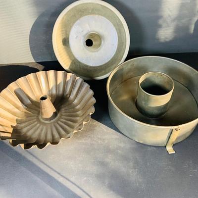 LOT 219: Vintage Kitchen Baking Pans, Sheet, Muffin Tins, Pie Pans, Sifters, Strainers and More