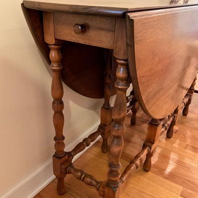 H1153 Antique Cherry Dropleaf Gateleg Table