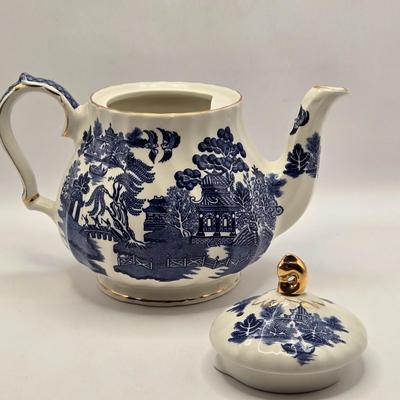 LOT 9L: Sadler Teapot & Cream and Sugar Set