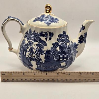 LOT 9L: Sadler Teapot & Cream and Sugar Set