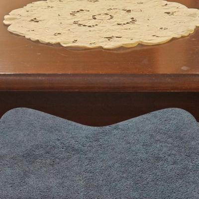 LOT 26L: Traditional Queen Anne Style Coffee Table & Two End Tables