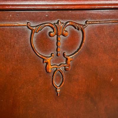 LOT 52C: Vintage Mahogany 5 Drawer Dresser