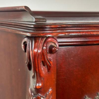 LOT 52C: Vintage Mahogany 5 Drawer Dresser