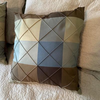 LOT 61A: Beautiful Vintage Headboard w/ Full-Size Bed Frame