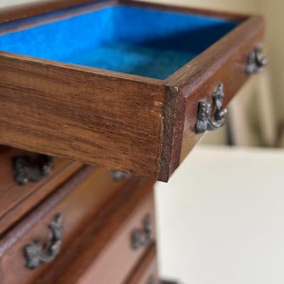 LOT 62A: Small Jewelry Ardmore w/ Neatnix Jewelry Star & More