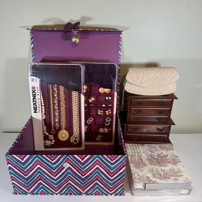 LOT 62A: Small Jewelry Ardmore w/ Neatnix Jewelry Star & More