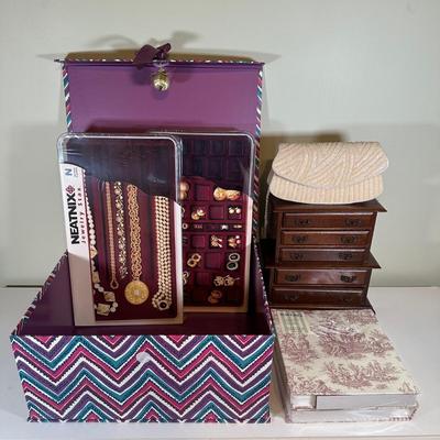 LOT 62A: Small Jewelry Ardmore w/ Neatnix Jewelry Star & More