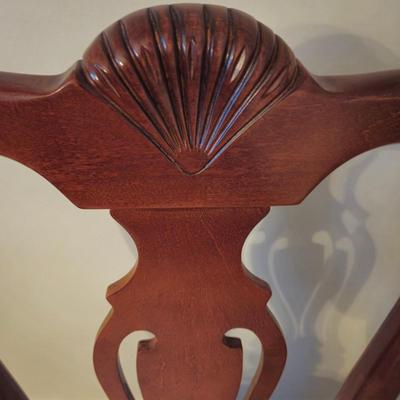 LOT 88D: Large Dining Room Table / 5.5 Feet Long with 2 One Foot Leafs , 6 Chairs, & Table Pad