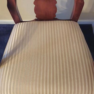 LOT 88D: Large Dining Room Table / 5.5 Feet Long with 2 One Foot Leafs , 6 Chairs, & Table Pad