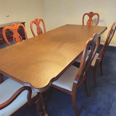 LOT 88D: Large Dining Room Table / 5.5 Feet Long with 2 One Foot Leafs , 6 Chairs, & Table Pad