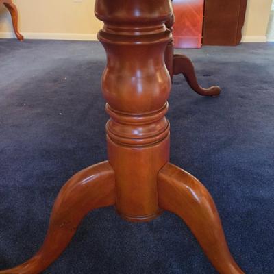 LOT 88D: Large Dining Room Table / 5.5 Feet Long with 2 One Foot Leafs , 6 Chairs, & Table Pad