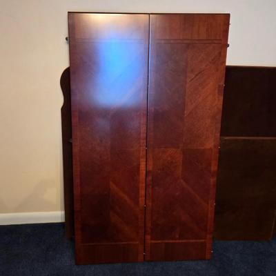 LOT 88D: Large Dining Room Table / 5.5 Feet Long with 2 One Foot Leafs , 6 Chairs, & Table Pad