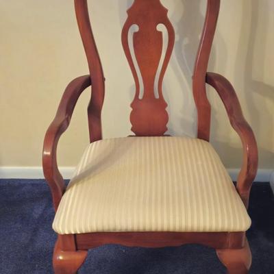 LOT 88D: Large Dining Room Table / 5.5 Feet Long with 2 One Foot Leafs , 6 Chairs, & Table Pad