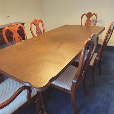 LOT 88D: Large Dining Room Table / 5.5 Feet Long with 2 One Foot Leafs , 6 Chairs, & Table Pad