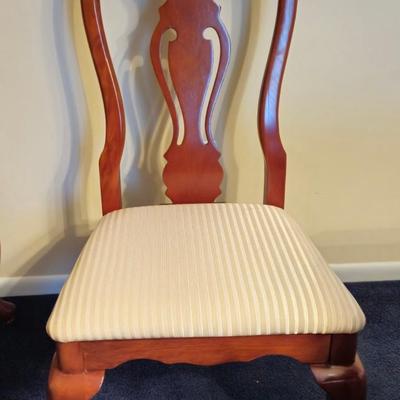 LOT 88D: Large Dining Room Table / 5.5 Feet Long with 2 One Foot Leafs , 6 Chairs, & Table Pad