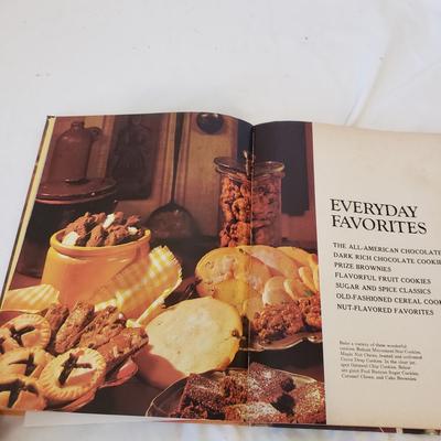 True Vintage Smalls, Toys, Keys, Pocket Knives, Advertising & More (B2-KD)