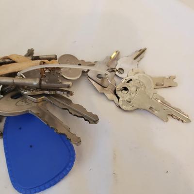 True Vintage Smalls, Toys, Keys, Pocket Knives, Advertising & More (B2-KD)