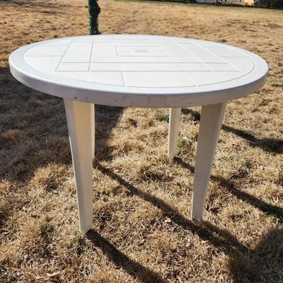 39" Round White Hard Plastic Table w Removable legs