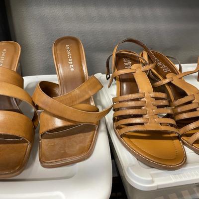 4 pairs tan ladies shoes with small totes