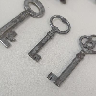 Vintage Skeleton & Clock Keys Lot C