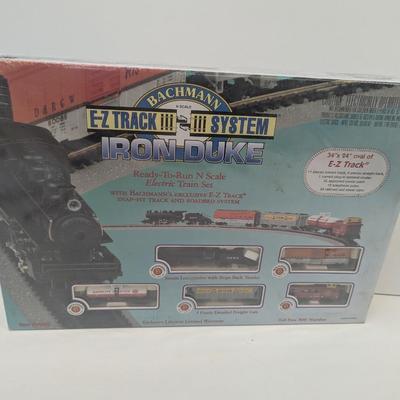 34" x 24" Bachmann E-Z Track System Iron Duke N Scale Electric Train Set