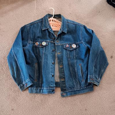 HARD ROCK CAFE DENIM JACKET WITH SOME PINS SIZE XL