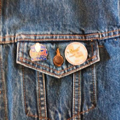 HARD ROCK CAFE DENIM JACKET WITH SOME PINS SIZE XL