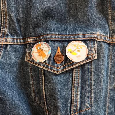 HARD ROCK CAFE DENIM JACKET WITH SOME PINS SIZE XL