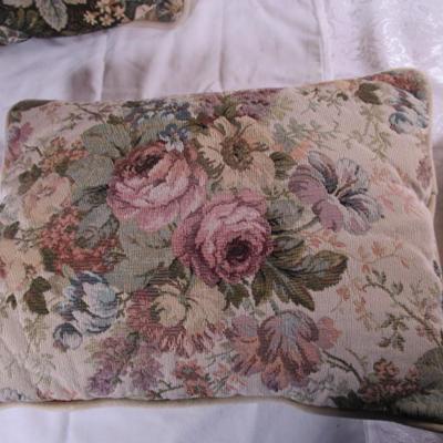 3 decorative pillows