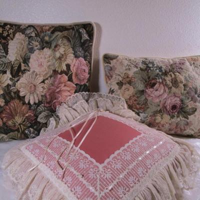 3 decorative pillows