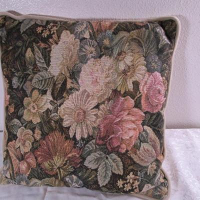 3 decorative pillows